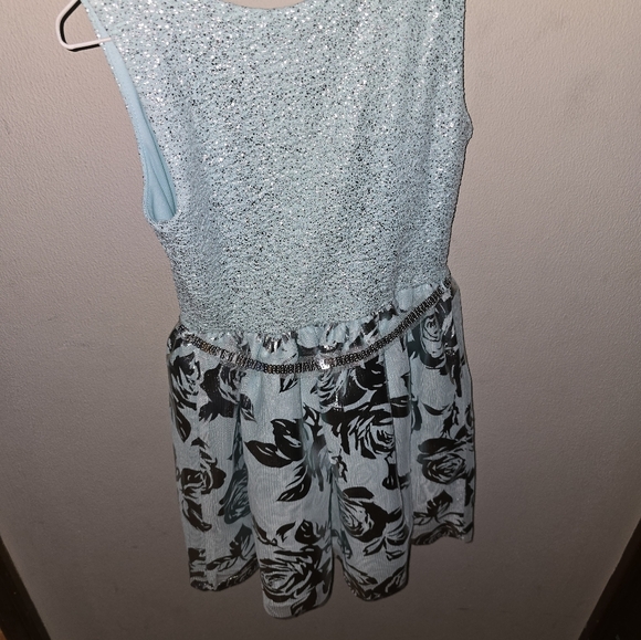 Children's Place size 5/6 Girl's silver and light blue dress - Picture 3 of 5